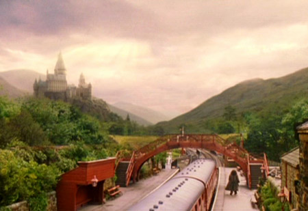 Le Poudlard Express quittant la gare de Pré-au-Lard © 2001 Warner Bros.
